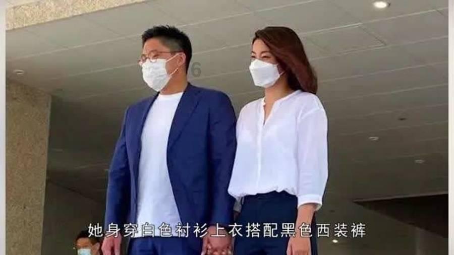刘晓庆与邓婕5岁年龄差惊人！刘庆疯狂扮嫩似奶奶妆！